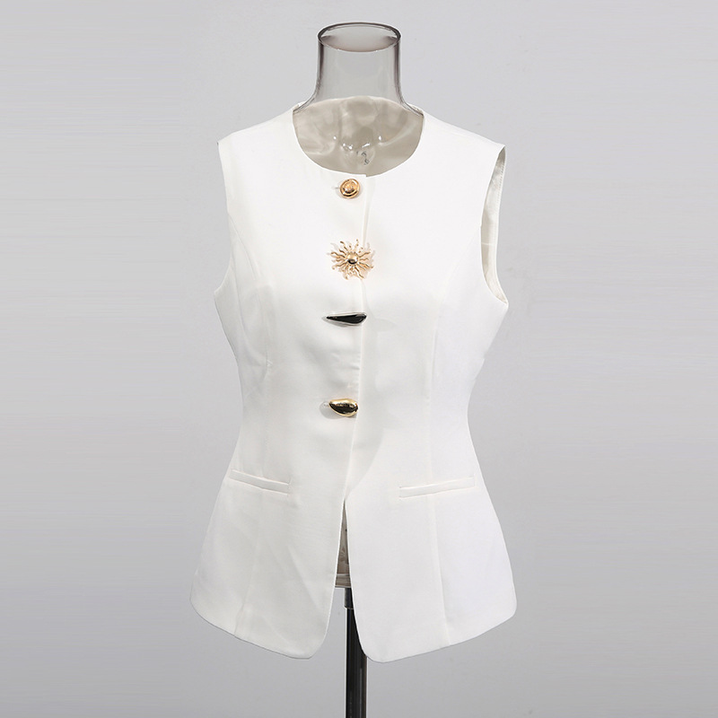 Women Formal Wear Vest - เสื้อกั๊กคอโอสีขาว กระดุมสีทองแบบพิเศษ ทรงเข้ารูป กระดุมแถวเดียว ผ้าเนื้อเรียบ ไม่มีแขน