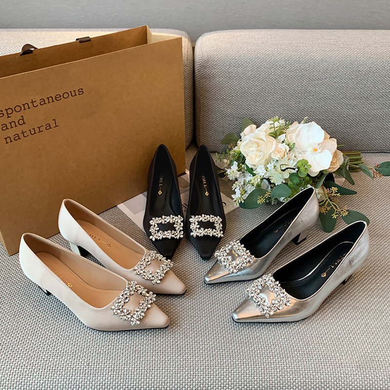 Women Formal Wear Heels - รองเท้าส้นสูงหัวแหลมผ้าซาตินสีดำสำหรับผู้หญิง พร้อมส้นหนาและหัวเข็มขัดประดับเพชร ใส่สบาย เหมาะสำหรับงานทางการและสวมใส่ในชีวิตประจำวัน