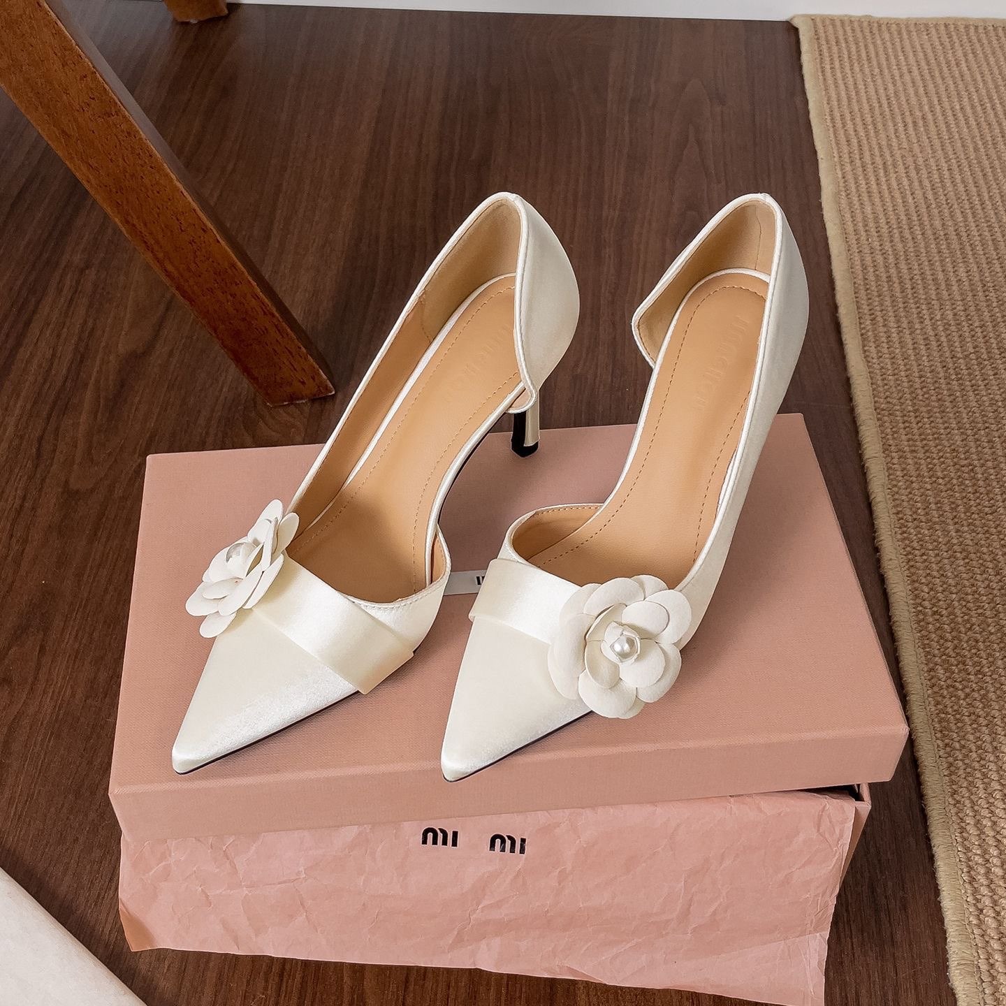 Women Formal Wear Heels - รองเท้าส้นเข็มปลายแหลมผ้าซาตินประดับมุก ลายดอกไม้ ส้นบาง สวมใส่สบาย เหมาะสำหรับงานแต่งงาน งานเลี้ยง